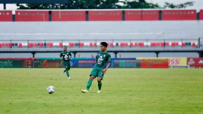 Marselino Ferdinand saat bertanding di gelaran Liga 1 2021 bersama Persebaya Surabaya.