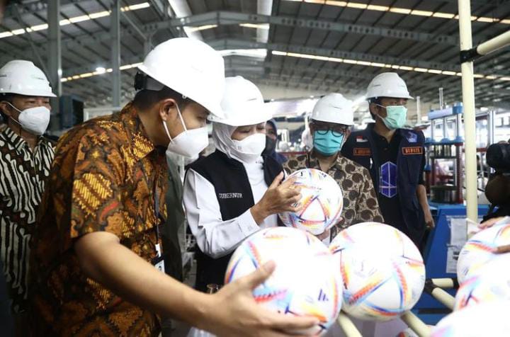 Khofifah Indah Parawansa memengang bola Al Rihla di PT Global Way.
