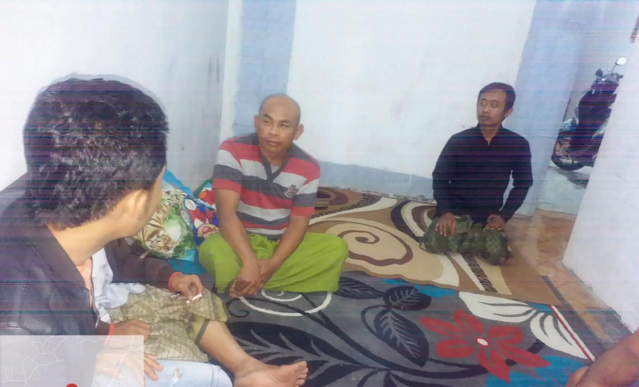 Jajaran Polsek Purwosari saat melakukan penyelidikan kasus tiga warga tewas di desa Cendono, Kabupaten Pasuruan.