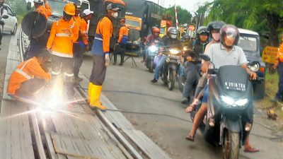 Perbaikan rel Kereta Api perlintasan Bangil-Lekok Pasuruan mengakibatkan kemacetan selama dua hari.