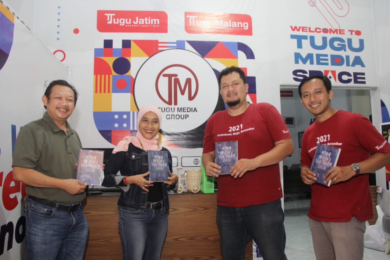 Penyerahan cindera mata berupa buku Meraih Inspirasi dari Silaturahim karya karyawan Tugu Media Group.