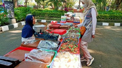 Pedagang jenang. (Foto: Mila Arinda/Tugu Jatim)