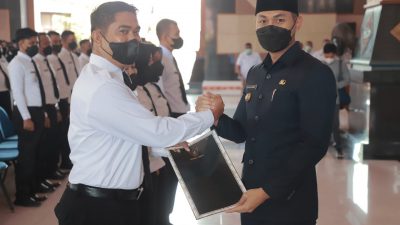 Bupati Tuban, Aditya Halindra Faridzky, saat menyerahkan Surat Keputusan (SK) pengangkatan Pegawai Pemerintah dengan Perjanjian Kerja (PPPK) kepada salah satu perwakilan.