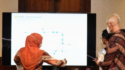  Gubernur Jawa Timur, Khofifah Indar Parawansa, ketika memaparkan SRRL kepada delegasi negara Jerman di gedung Grahadi Surabaya.