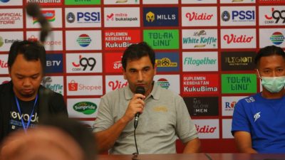 Pelatih Arema FC, Eduardo Almedia saat konferensi pers selepas pertandingan.