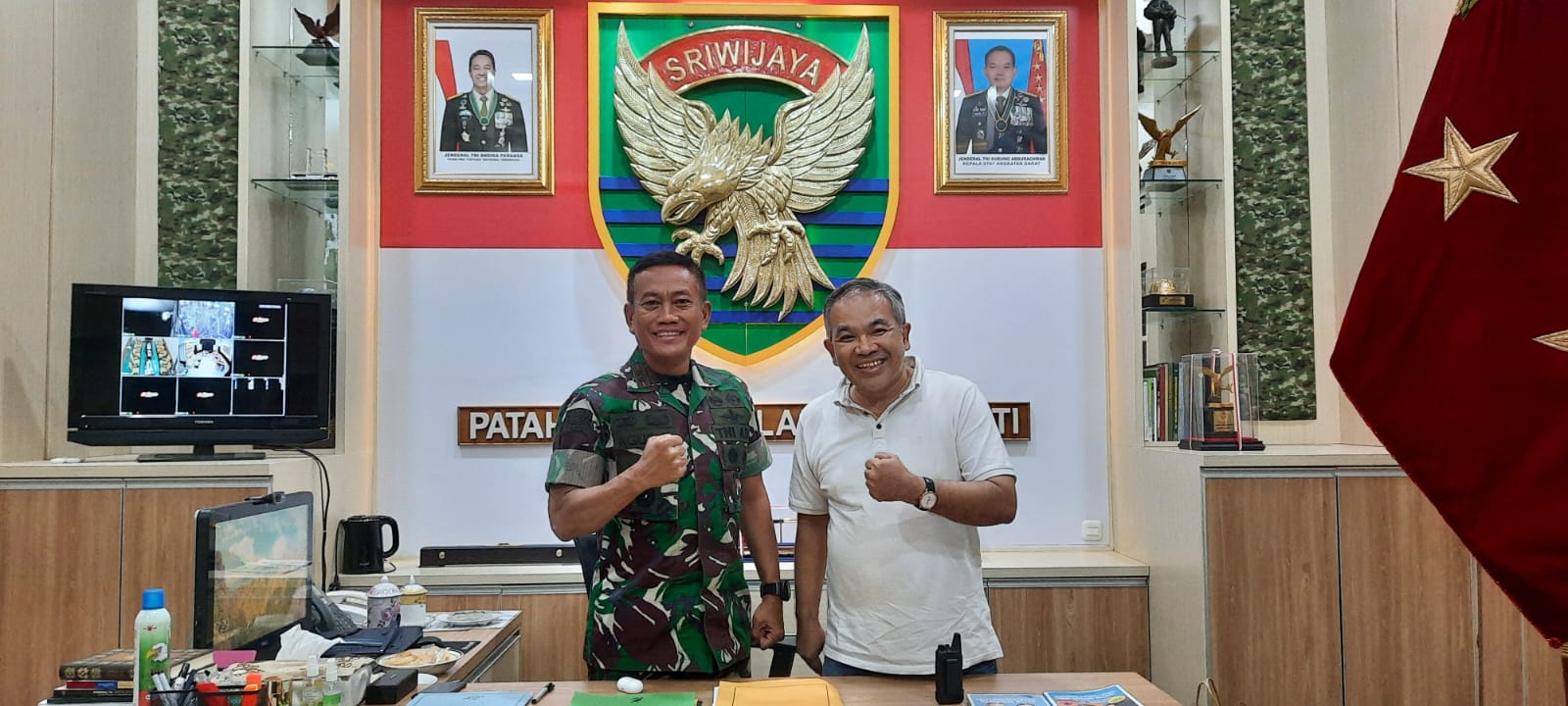 Dr Aqua Dwipayana bersama Pangdam II/Sriwijaya Mayjen TNI Agus Suhardi.
