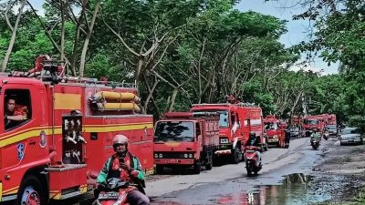  Sejumlah Mobil Pemadam Kebakaran Kota Surabaya ketika melakukan upaya penyedotan genangan air yang banjir di Jalan Pandugo.