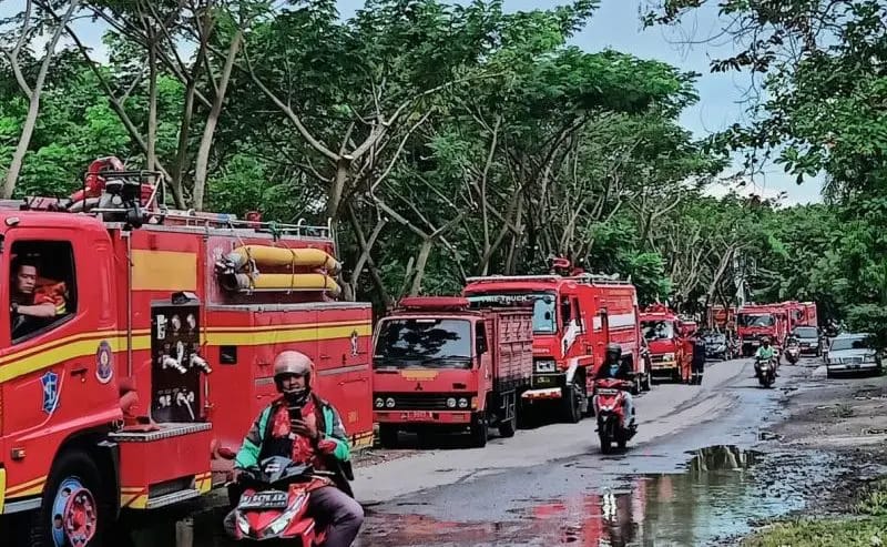  Sejumlah Mobil Pemadam Kebakaran Kota Surabaya ketika melakukan upaya penyedotan genangan air yang banjir di Jalan Pandugo.