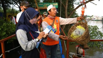 Kegiatan kerja bakti yang dilakukan Dinas Lingkungan Hidup Kota Surabaya, Minggu (12/6/2022).