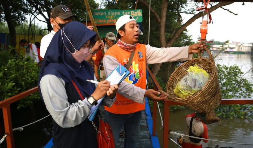 Kegiatan kerja bakti yang dilakukan Dinas Lingkungan Hidup Kota Surabaya, Minggu (12/6/2022).