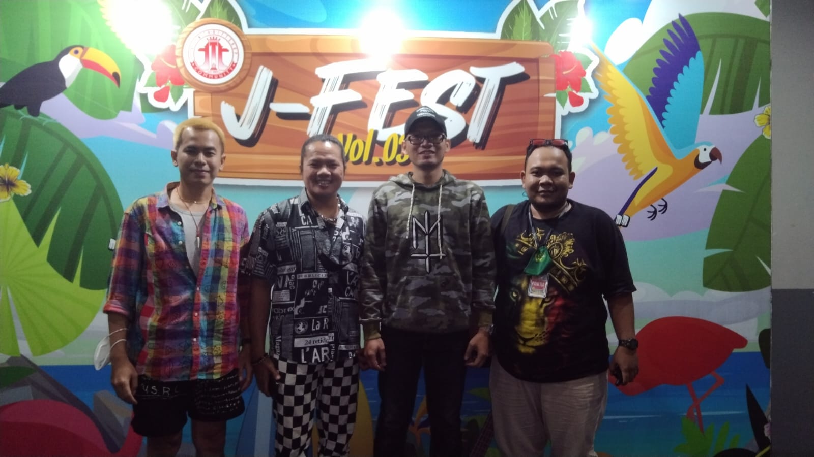 Para pendiri Jawa Timur Thrifting Shop Community ketika berfoto bersama di photobooth Festival J-FEST, Senin (6/6/2022). 