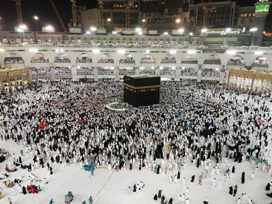 Ilustrasi tawaf yaitu memutari kakbah 7 kali di Masjidil Haram, Mekkah Arab Saudi.