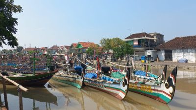 Akibat kelangkaan solar perahu nelayan banyak bersandar di Pelabuhan Kota Pasuruan.