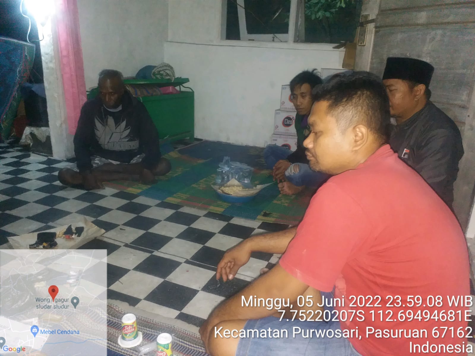 Jajaran Polsek Purwosari saat melakukan penyelidikan kasus tewasnya tiga warga di desa Cendono, Kecamatan Purwosari, Kabupaten Pasuruan.