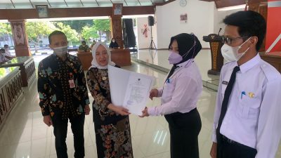 Bupati Bojonegoro Anna Muawanah memberikan SK PPPK kepada perwakilan 93 guru di Bojonegoro, Kamis (9/6/2022).