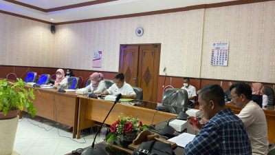 Ketua Bapemperda DPRD Kabupaten Madiun, Purwadi saat memimpin pembahasan evaluasi 8 raperda 2022.