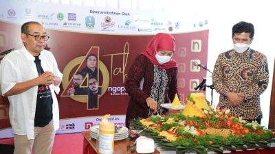 Gubernur Jawa Timur, Khofifah Indar Parawansa, ketika memotong tumpeng dalam acara HUT salah satu media online.