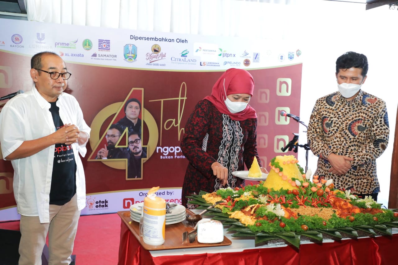 Gubernur Jawa Timur, Khofifah Indar Parawansa, ketika memotong tumpeng dalam acara HUT salah satu media online.