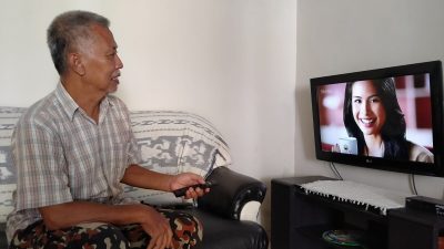 Aryanto menunjukkan gambar TV digitalnya yang sangat bersih dan suara jelas saat ditemui di kediamannya perumahan Permata Kencana Saxofon, Jalan Saxofon Kota, Jumat (3/6/2022).