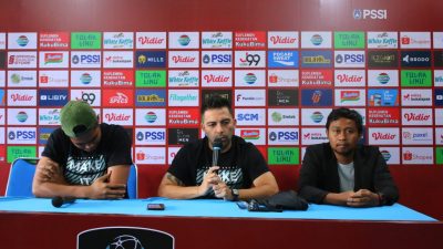 Pelatih Persik Kediri, Javier Roca bersama Kiper Persik Kediri, Kartika Aji dalam konferensi pers jelang lawan Arema FC.