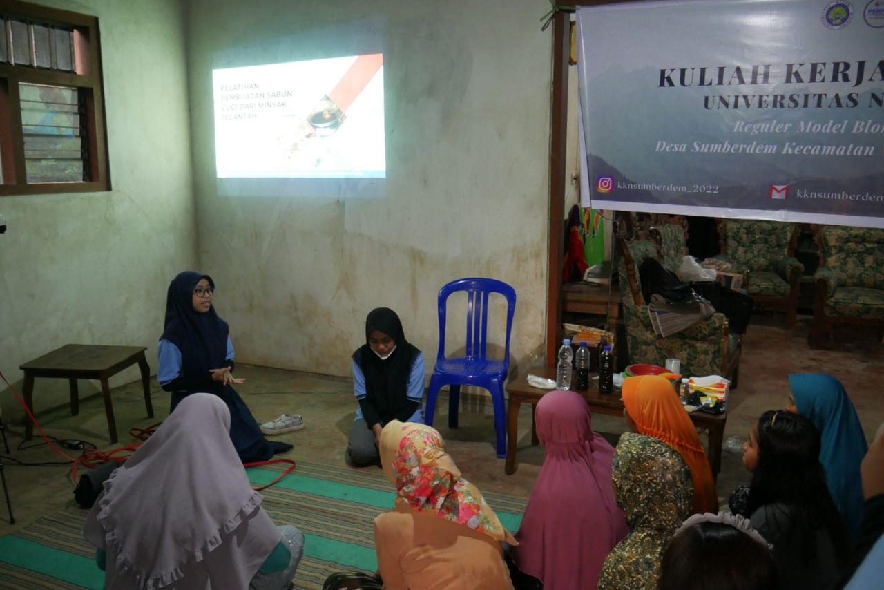 Mahasiswa KKN UM Ajak Ibu-Ibu Wonosari Malang Bikin Sabun dari Minyak Jelantah 3 Mahasiswa KKN UM. (Foto: Dok Mahasiswa KKN UM/Tugu Jatim))