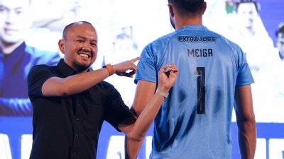 Adilson Maringa kenakan jersey bernomor punggung satu yang dipensiunkan Arema FC untuk Kurnia Meiga.