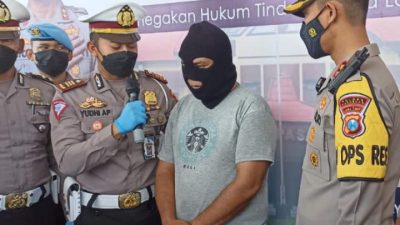 Adi Siswanto (40), pelaku tabrak lari yang menewaskan dua mahasiswa saat digelandang di Mapolres Pasuruan.