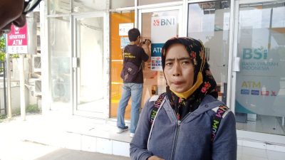 Dwi Ratnawati, nasabah BNI yang uangnya raib setelah ATM miliknya tertelan di mesin ATM sebelah SPBU Sleko, Tuban.