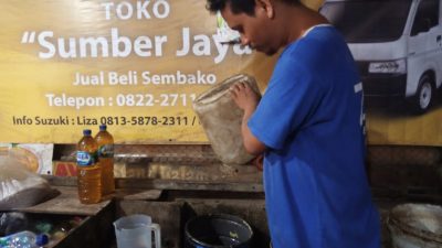 Minyak goreng curah kemasan. (Foto: Mochamad Abdurrochim/Tugu Jatim)