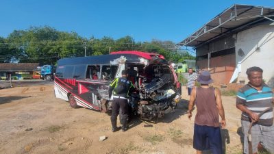 Mobil Elf bernopol DK-7914-AA usai menghantam dua kendaraan di depannya di Jalur Pantura, tepatnya di KM 40-42 Desa Bogorejo, Kecamatan Bancar, Tuban pada Minggu (24/7/2022) pagi.