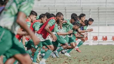 Pemain Persebaya Surabaya ketika latihan.