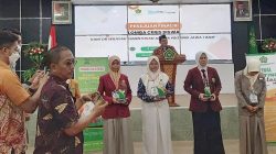 Siti Mahfuddoh (3 dari kanan) saat menerima tropi juara tiga lomba Ceris Kementrian Agama Provinsi Jatim.