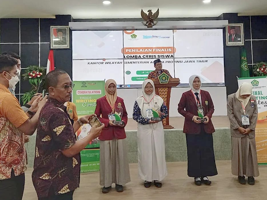 Siti Mahfuddoh (3 dari kanan) saat menerima tropi juara tiga lomba Ceris Kementrian Agama Provinsi Jatim.