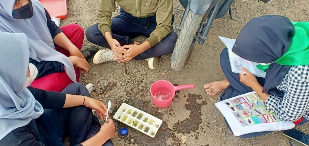 Anggota Pecinta Alam SMAN 2 Sidoarjo (SMANDAPALA) melakukan identifikasi biota pada sampel air yang diambil di salah satu sungai dekat tambak di Desa Permisan, Kecamatan Jabon, Kabupaten Sidoarjo