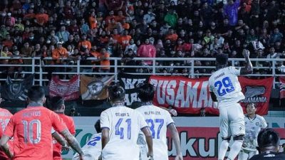 Saat Arema FC melawan Borneo FC pada leg kedua final Piala Presiden di stadion Segiri, Samarinda pada Minggu (17/7/2022).