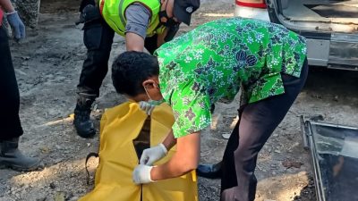 Anggota Polsek Jenu Tuban bersama tenaga kesehatan mengevakuasi korban untuk dilakukan pemeriksaan.