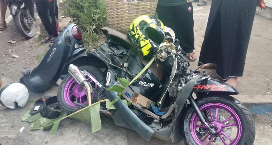 Motor versus Truk Tronton di Wonorejo Pasuruan, Satu Pelajar Tewas, Satu Luka Berat 5 Kecelakaan sepeda motor lawan truk di Kecamatan Wonorejo, Kabupaten Pasuruan menewaskan seorang pelajar.