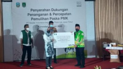 Kepala Dinas Peternakan Provinsi Jawa Timur, Indyah Ariyani menyerahkan secara simbolis bantuan percepatan penanganan PMK kepada PLH Bupati Pasuruan, Mujib Imron.