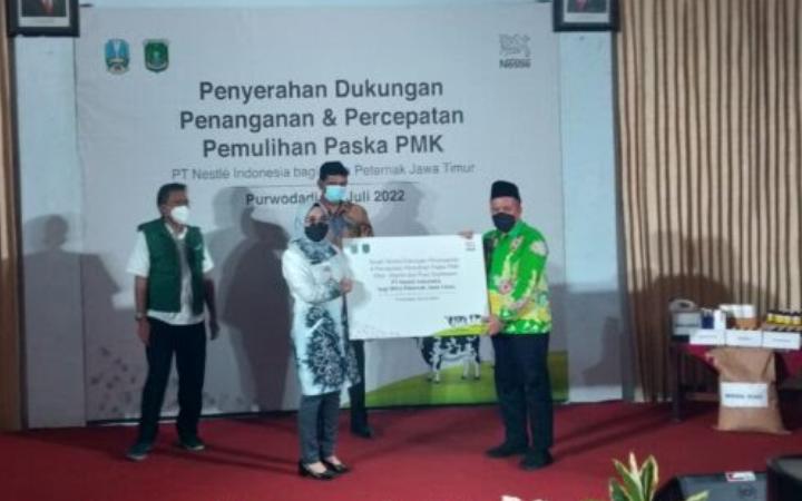 Kepala Dinas Peternakan Provinsi Jawa Timur, Indyah Ariyani menyerahkan secara simbolis bantuan percepatan penanganan PMK kepada PLH Bupati Pasuruan, Mujib Imron.