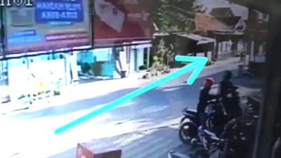 Komplotan maling. (Foto: Tangkapan layar CCTV/Tugu Jatim)