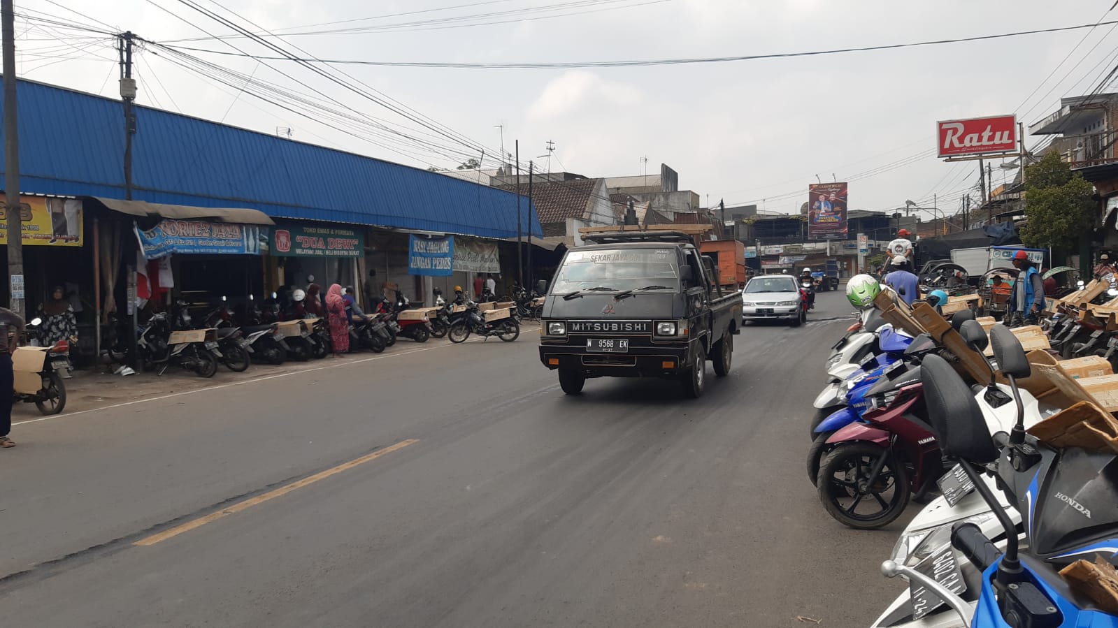 Pelat nomor putih. (Foto: Aisyah Nawangsari/Tugu Malang)
