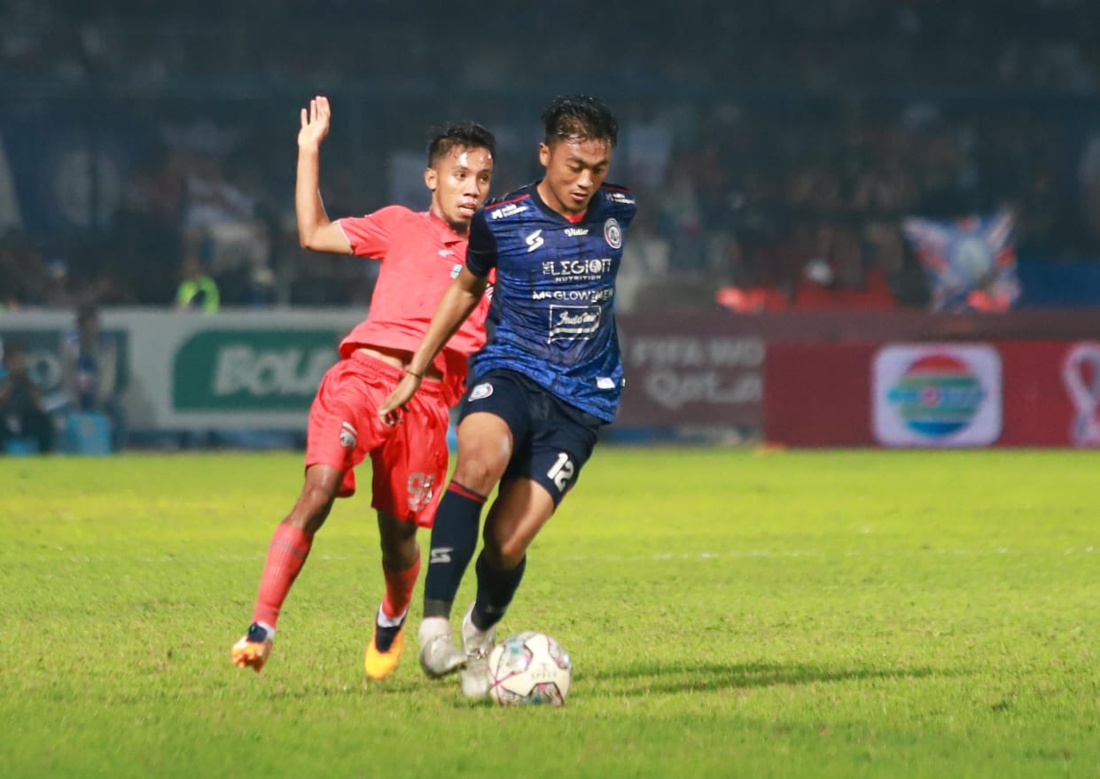 Rizky Dwi berhasil melewati pertahanan Borneo FC.
