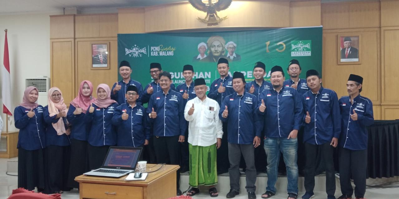 Foto bersama anggota Lakpesdam periode 2021-2026 dengan Kiai H. Muhammad Hamim (tengah).