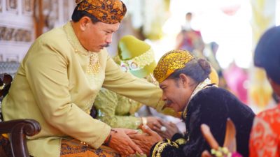 Prosesi nikah massal yang digelar Pemkot Madiun menyedot perhatian warga.