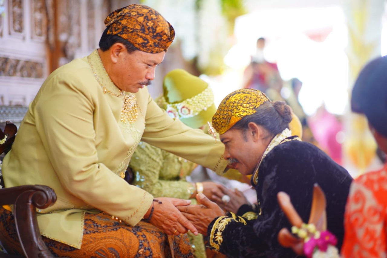 Prosesi nikah massal yang digelar Pemkot Madiun menyedot perhatian warga.