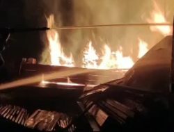 Korsleting Mesin, Gudang Pabrik Triplek di Pasuruan Hangus Dilalap Api