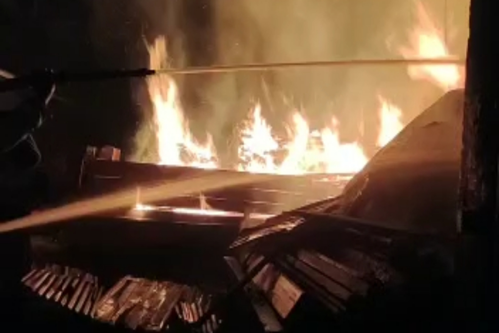 Kobaran api membakar gudang pabrik kayu di Kecamatan Beji, Kabupaten Pasuruan.