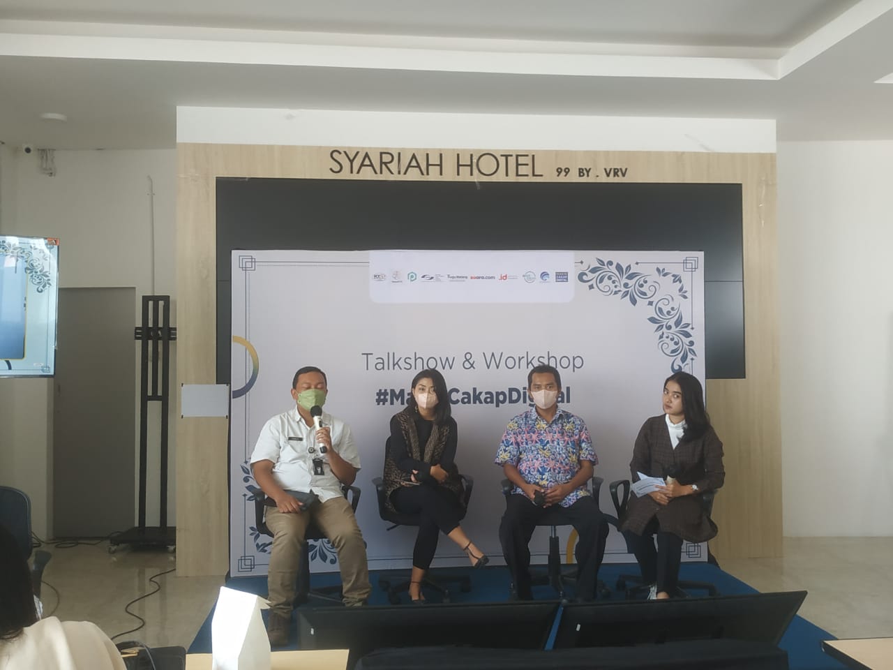 Dari kanan: Moderator, Dr Suharyadi, Andina Paramitha, Pandu Zanuar Sulistyo ketika memaparkan materi kepada para audiens pada Rabu (27/7/2022).