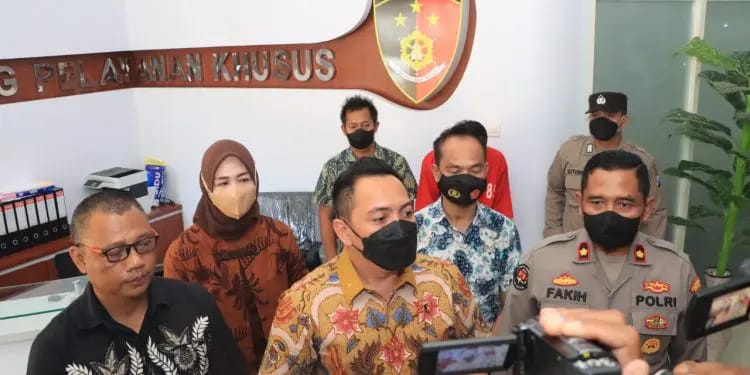 Tepergok Rekam Tetangganya saat Mandi, Pemuda Cabul di Surabaya Barat Diciduk Polisi 2 Pemuda cabul. (Foto: Dok Humas Polrestabes Surabaya/Tugu Jatim)