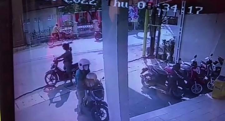 Aksi maling motor gagal jebol kunci kontak di minimarket Kecamatan Winongan, Kabupaten Pasuruan.